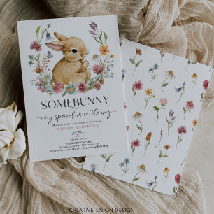 Wildblomma i en liten babystöldsinbjudan inbjudningar