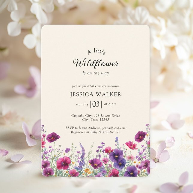 Wildblomma, Lila-Rosa-blomma babyskor Inbjudningar (Wildflower, Purple-Pink-Flower White Baby Shower Invitation. For Baby Girl & Baby Boy.)