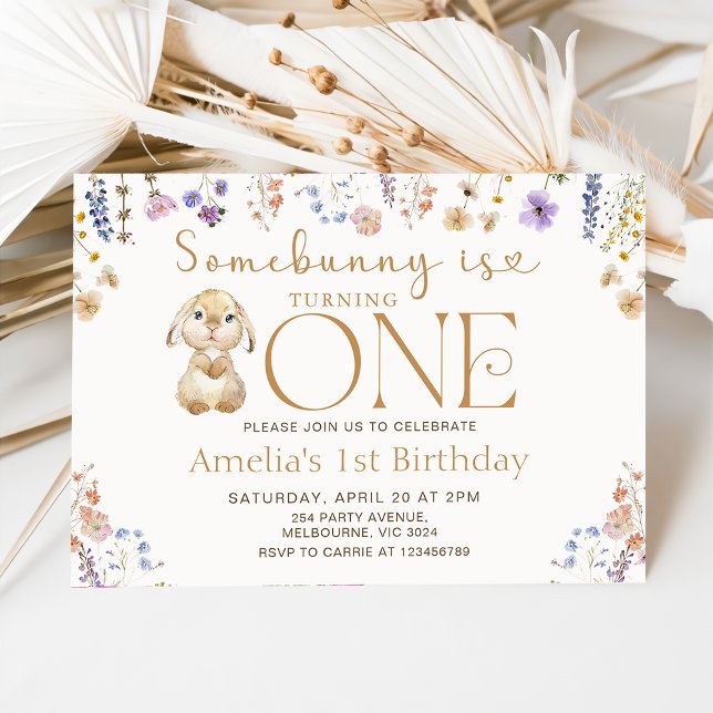 Wildblomma någon Bunny gör en första födelsedag Inbjudningar (Skapare uppladdad)