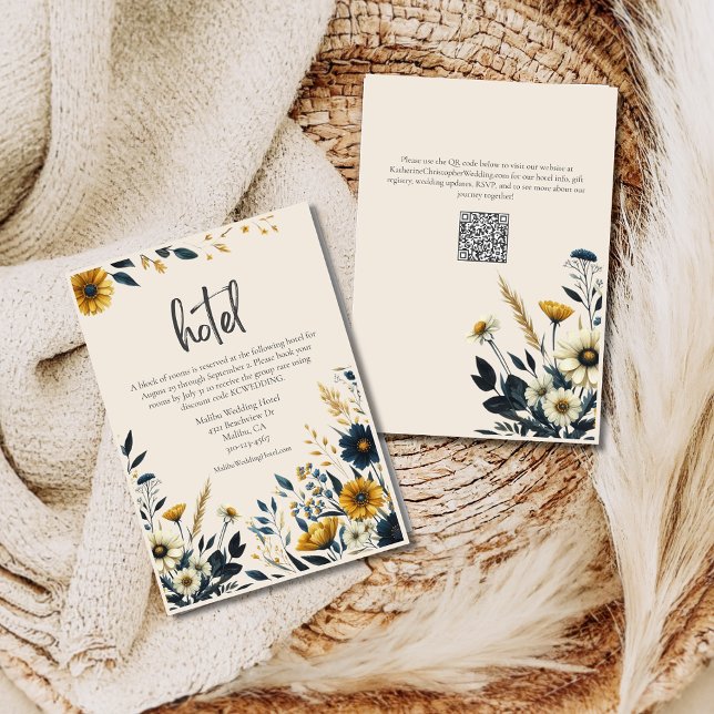 WildblommBeige Formal Bröllop Hotel Tilläggskort (Watercolor Wildflowers Elegant Wedding Hotel Enclosure Card with Blue & Yellow Wildflowers, QR Code.)