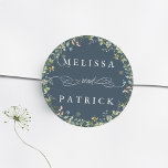 Wildblomme WAN Elegant bröllop Navy Blue Runt Klistermärke<br><div class="desc">Det här elegant bröllop-dekalet har en blommigt utandning med handmålade vildblommor i rosa,  gult och grönt. Om du vill ha en mer avancerad anpassning av den här designen klickar du på BLUE DESIGN VERKTYG ovan!</div>