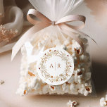WildblommInitialer Monogram Bröllop Runt Klistermärke<br><div class="desc">Wildblomma Initialer Monogram Bröllop Classic Round Sticker har en vacker blomkrans med ditt monogram eller initialer i mitten.</div>