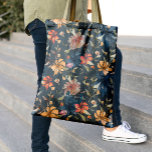 WildblommMönster | Monogram Tote Bag Tygkasse<br><div class="desc">Lägg till ditt val av anpassning. Varje kvinna behöver en bra som bär med sig allt till alla hennes essenser. Vare sig det är en gåva till brudgummen, en födelsedagspresent eller till och med en liten gåva till dig själv, så är dessa påsar både praktiska och snyggtar - en vinnande...</div>
