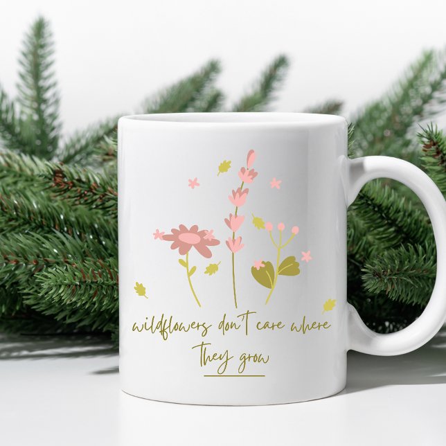 Wildblommor bryr sig inte om var de växer kaffemugg (Skapare uppladdad)