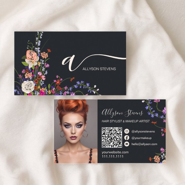 Wildblommor chic hårmakeup foto initial qr-kod visitkort (Wildflowers chic hair makeup photo initial qr code business card on gray)