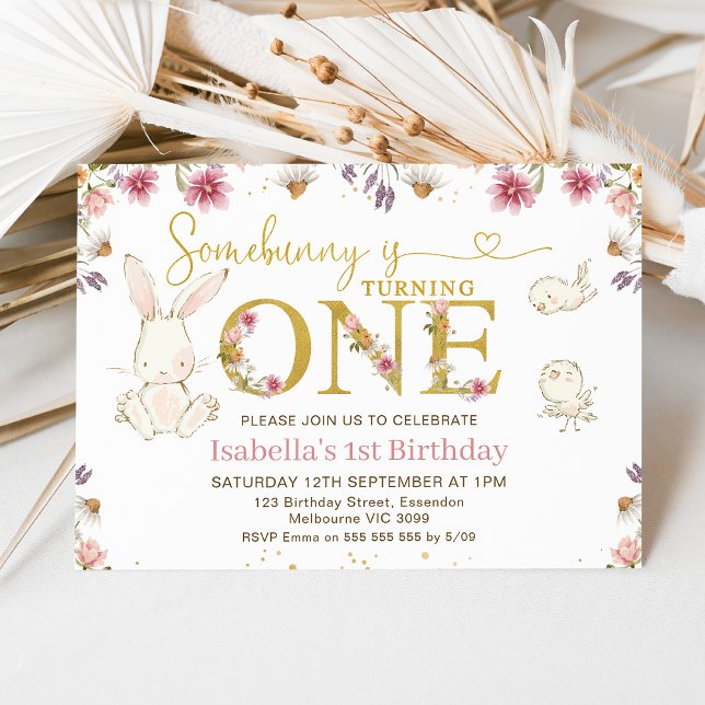 Wildblommor Girls. Inbjudningar (Some bunny is turning one 1st birthday invitation with wildflowers and faux gold one.)