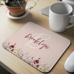 Wildblommor  Rosa Burgundy White Monogram Musmatta<br><div class="desc">Den här musknappen i personligen har ett monogram och första namn i ett modernt burgudtt och vitt skript på  rosa. Vildblommor med vattenfärg i burgundi,  lila,  rosa,  gult och vit dekoration i grund gräns... </div>