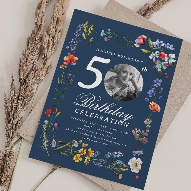 Wildblomsfoto 50:e födelsedagsblått inbjudningar (Wildflower Meadow Photo 50th Birthday Navy Blue Invitation)