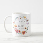 Wildblomsterbröllopsförmån Kaffemugg<br><div class="desc">Den här designen har delikata vattenfärgsbanor som består av vilda blommor i skuggor av blått,  rött,  orange,  violett och guld. Perfekt för avslappnaden vår och sommaren utomhus bröllop.</div>