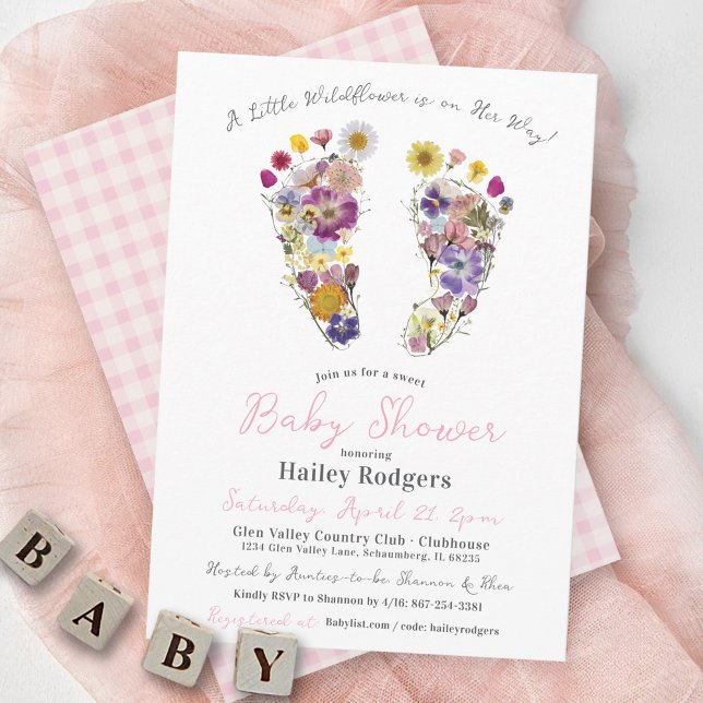 Wildblomsterfotavtryck Blommigt Flicka Shower Inbjudningar (A Little Wildflower Is On Her Way Cute Floral Footprints Pink Girl flower Baby Shower Invitation)