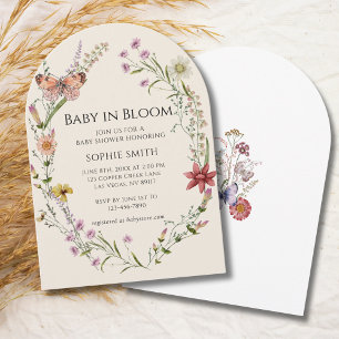 Wildblomsterodjur en babyskor i blomman inbjudningar