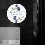 Wildbloom | Klassiskt Blue Bohemian Garden Wedding Magnet<br><div class="desc">Lättfärgad, handmålad, bohemisk, vattenfärgad vildblomma är enkel och sofistikerad nog för att bara föra med sig en popo från färg samtidigt som man behåller en modern men rustisk minimalistisk vibe. Från "Bohemian Wildblomma"-samlingen har den här designen en en naturlig blomma av jordnära vilder ge av en "nyplockad från trädgården"-perfekt för...</div>