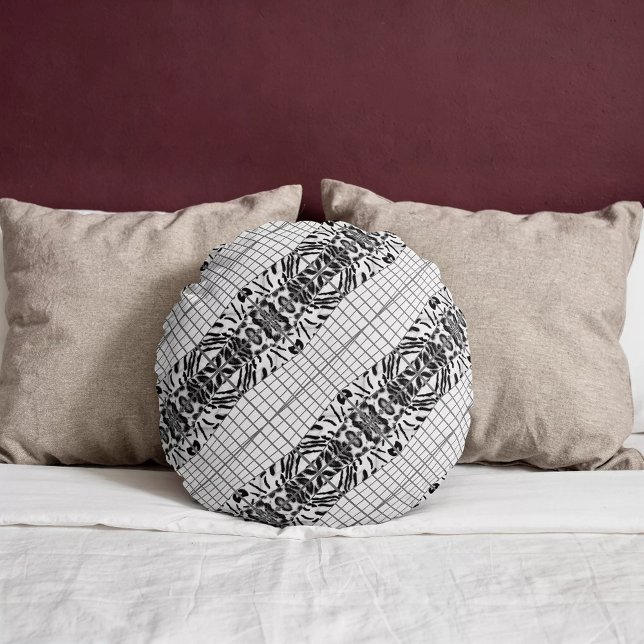 Wildcat Matrix - Bengal Cat Leopard Black & White Rund Kudde (Round pillow is placed on a bed. )