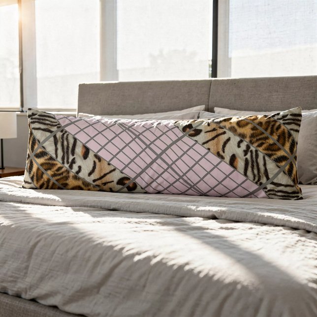 Wildcat Matrix - Bengal Cat Leopard Pink Rose Kroppskudde (Seitenschläferkissen liegt auf dem Bett)
