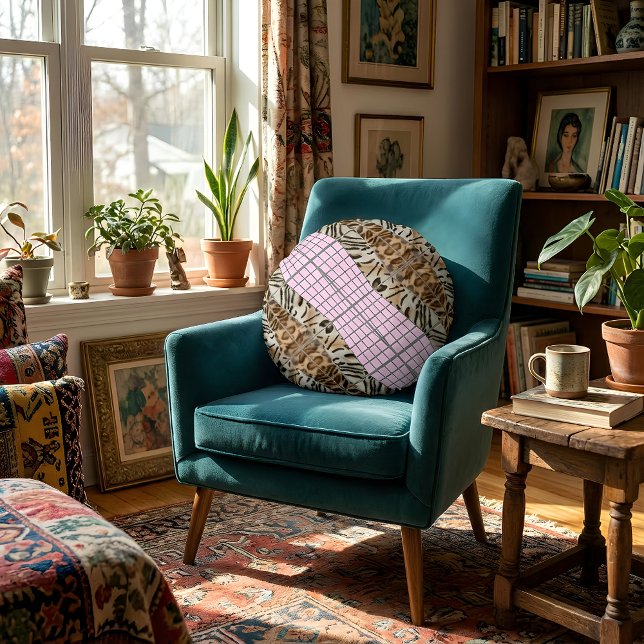 Wildcat Matrix - Bengal Cat Leopard Pink Rose Rund Kudde (Round pillow is placed on an armchair.)