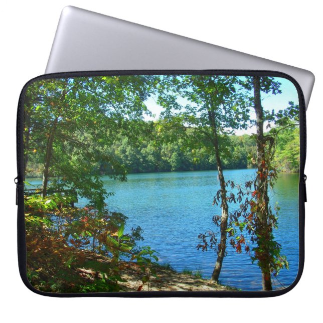 Wilderness Wooded Sjö Laptop Sleeve (Framsidan)