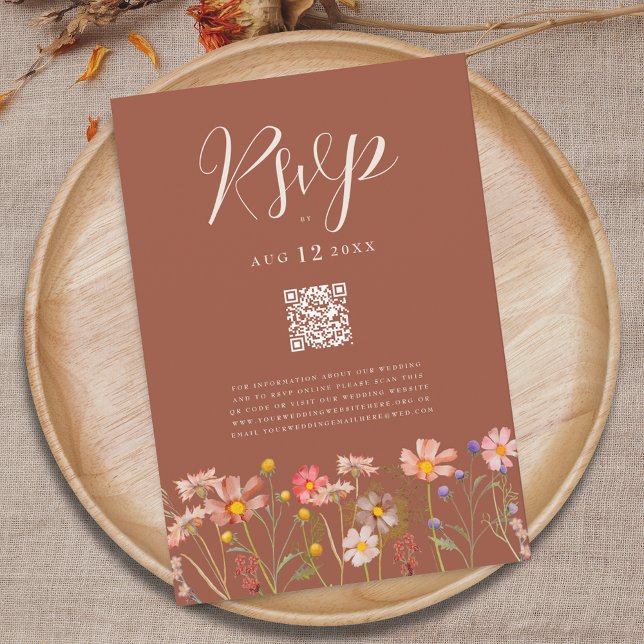 Wildflower Boho Höst Terrakotta Bröllop Qr Kod OSA Kort (Wildflower boho fall floral terracotta rust beige wedding qr code RSVP card)