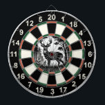 Wildlife-Inspired Hunting Lodge Decor Darttavla<br><div class="desc">Denna cirkelformade utformning av en stor hjort med stora antlers i en skog framhävs av ett fet målöverlägg. Perfekt för människogrottor och jaktloger,  kombinerar jaktens anda med rustik charm,  skapar den som ett måste för naturen älskare.</div>