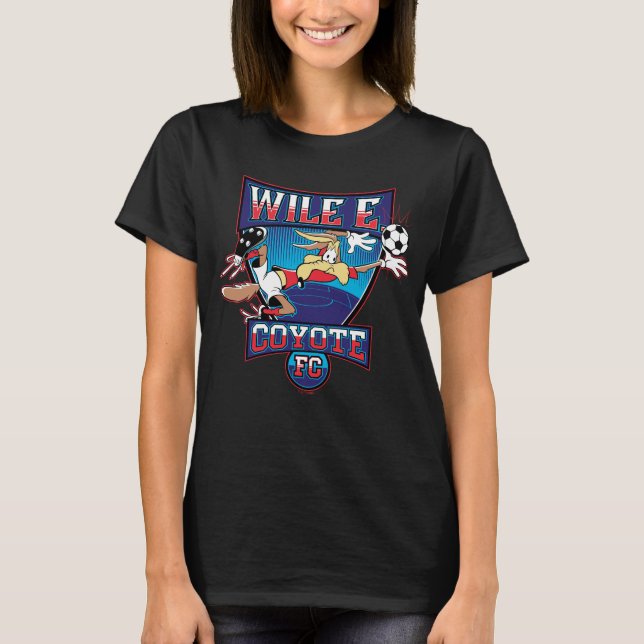 WILE E. COYOTE™ Fotbollsklubb Emblem T Shirt (Framsida)