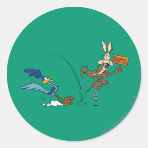 WILE E. COYOTE™ och ROAD RUNNER™ Studsmatta Runt Klistermärke