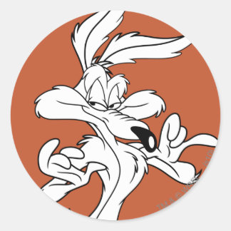 WILE E. COYOTE™ ser nöjd ut Runt Klistermärke