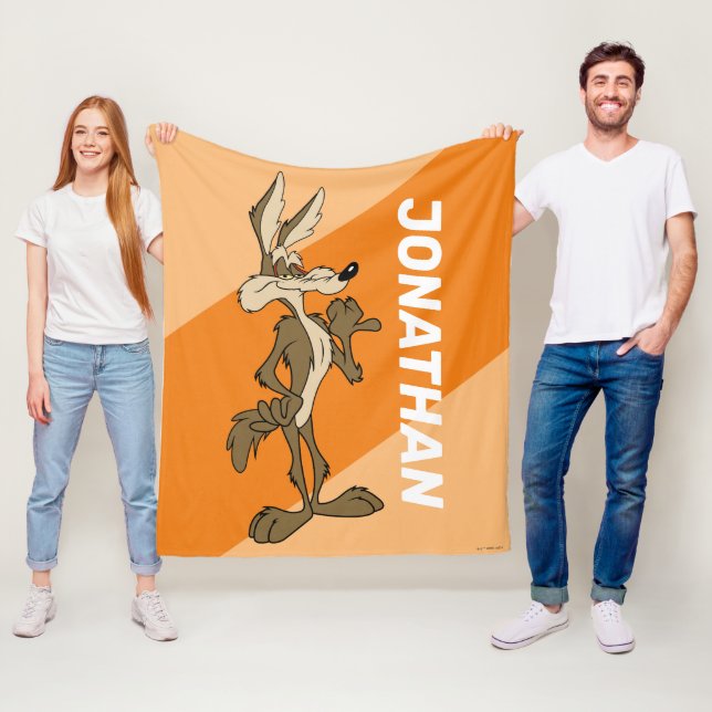 WILE E. COYOTE™ Tittar stolt Fleecefilt (På plats)