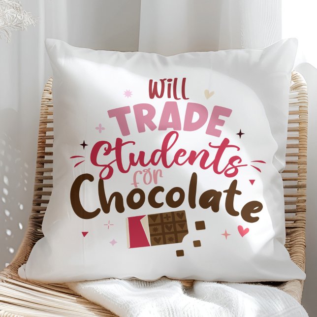 Will Trade Studenter för Chocolate Funny Teacher Kudde (Will Trade Students for Chocolate Funny Teacher Throw Pillow on a sunny rattan chair.)