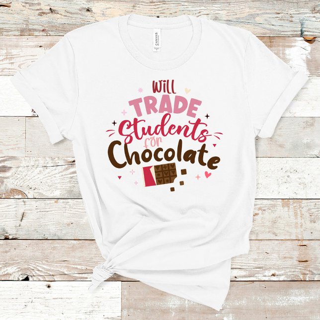 Will Trade Studenter för Chocolate Funny Valentine T Shirt (Will Trade Students for Chocolate Funny Valentine T-Shirt on a wooden table.)