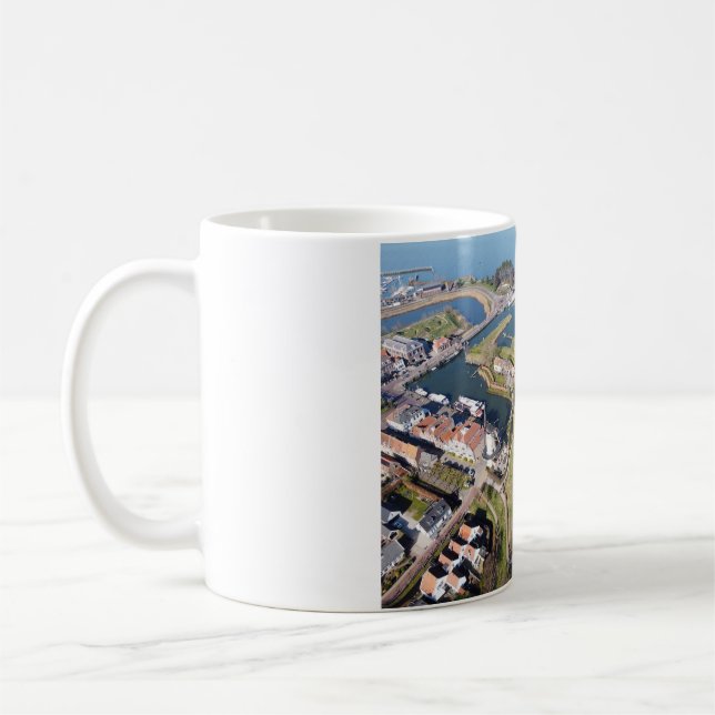 Willemstad in Nederland met moderne haven. Kaffemugg (Vänster)