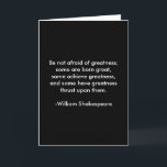 William Shakespeare Quote - Viktighet Kort<br><div class="desc">William Shakespeare Quote - Greatness Greeting Card. Var inte rädd för storhet; vissa föds underbart, vissa uppnår storhet och vissa har stor kraft på dem. Gör ett underbart son- och dotterns födelsedagskort! Berömd kort citerar gåvor. William Shakespeare - 26 april 1564 (baptized) - 23 april 1616)[nb 1] var en engelsk...</div>