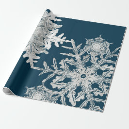 WILSON BENTLEY SNÖFLINGEKOLLAGE PÅ NATTMARINBLÅ PRESENTPAPPER