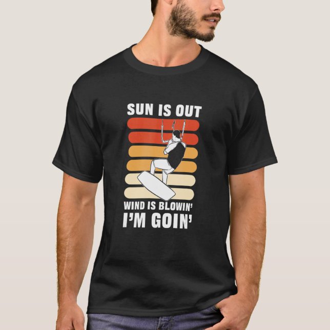 Wind is blowing Kitesurfing and Kiteboarding T Shirt (Framsida)