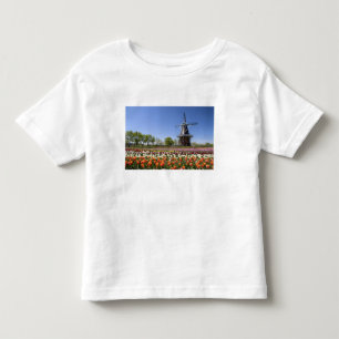 Windmill Island park med tulpaner i blom under T-shirt