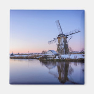 Windmills i vinter under en soluppgång kvadrerar magnet