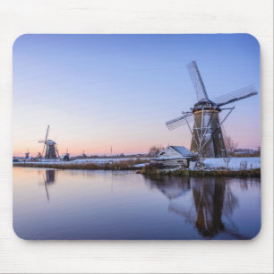 Windmills i vinter under en soluppgångmousepad musmatta