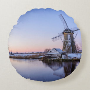 Windmills i vinter under en soluppgångrunda kudde