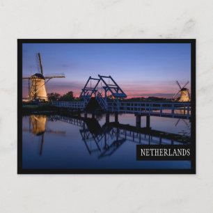 Windmills och en dragbro vid kant-vykort i solnedg vykort