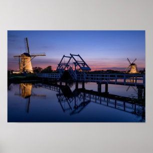 Windmills och en dragbro vid poster solnedgång