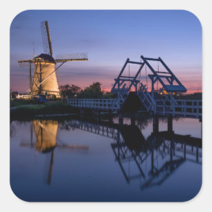 Windmills och en drawbridge på fyrkantigt klistermärke