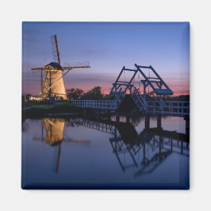 Windmills och en drawbridge på solnedgångmagnete magnet