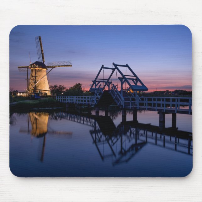 Windmills och en drawbridge på solnedgångmousepad musmatta (Framsidan)