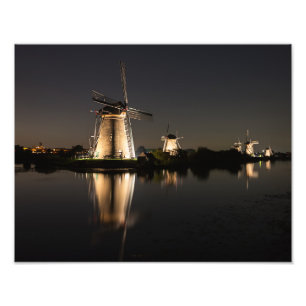 Windmills som är upplyst på nattfototrycket fototryck