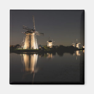 Windmills som är upplyst på nattmagneten magnet