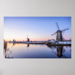 Windmills under en soluppgång i den Holland Poster