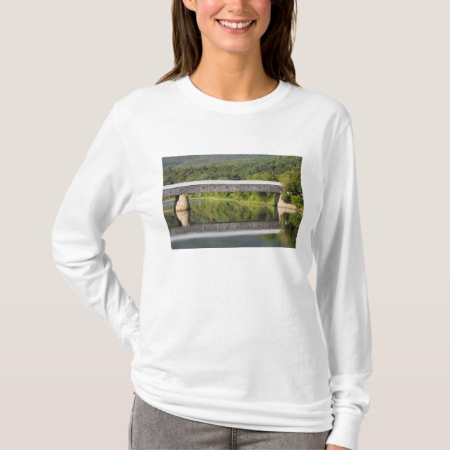 Windsor-Cornish Covered Bridge sträcker sig över Tee (Framsida)