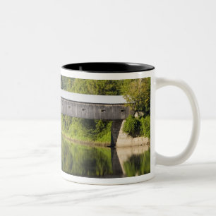 Windsor-Cornish Covered Bridge sträcker sig över Två-Tonad Mugg