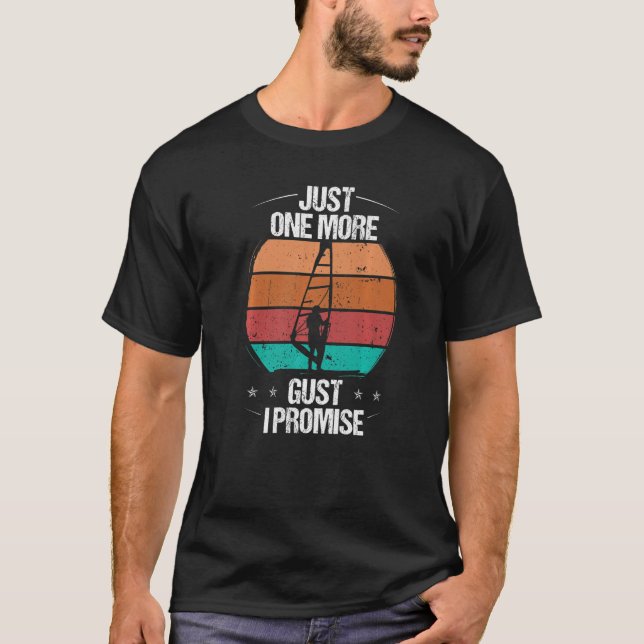 Windsurfer Just one more Gust I promise Windsurfin T Shirt (Framsida)
