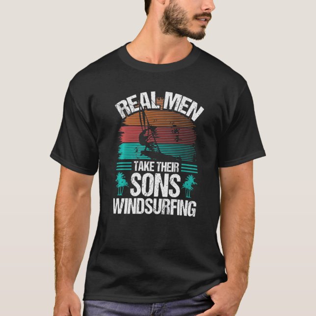 Windsurfer Real Men take their Sons Windsurfing Pr T Shirt (Framsida)