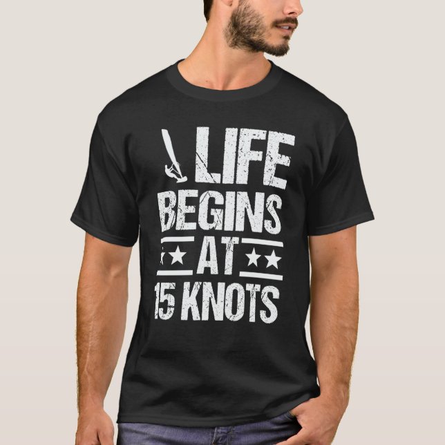 Windsurfing Life begins at 15 Knots Windsurf Winds T Shirt (Framsida)