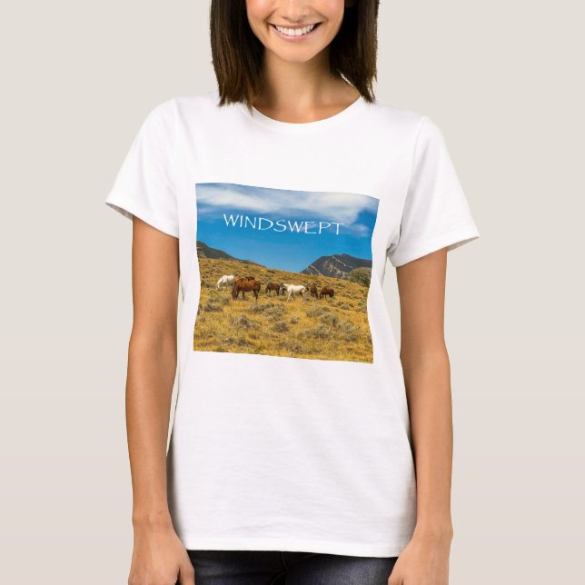 WINDSWEPT Mountain View where horses graze scenic. T Shirt (Framsida)